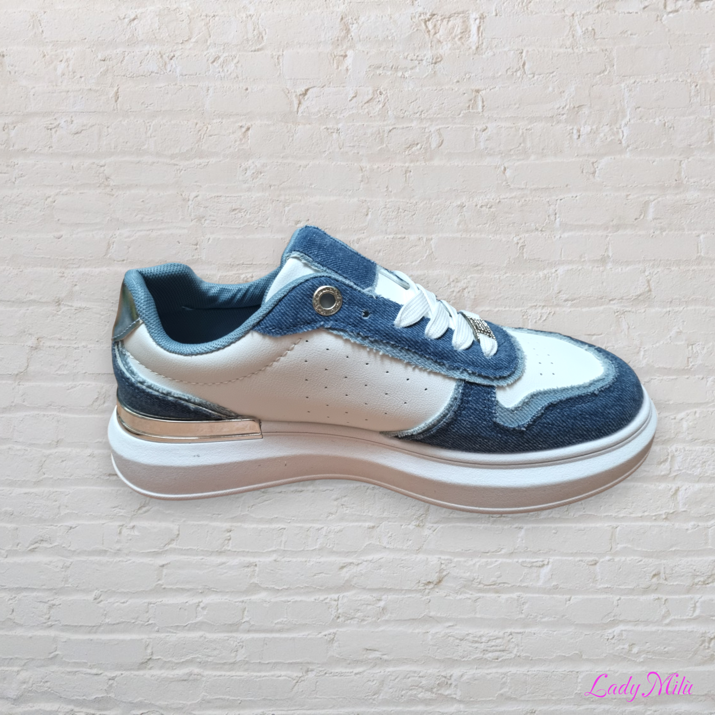 Sneakers bianche e jeans