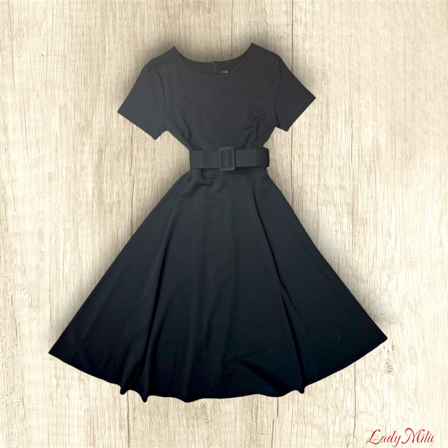 Vestito nero con cinta