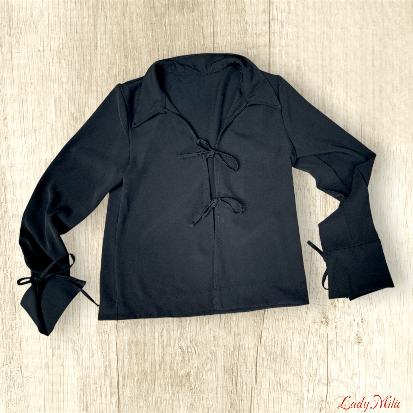 Blusa nera con lacci