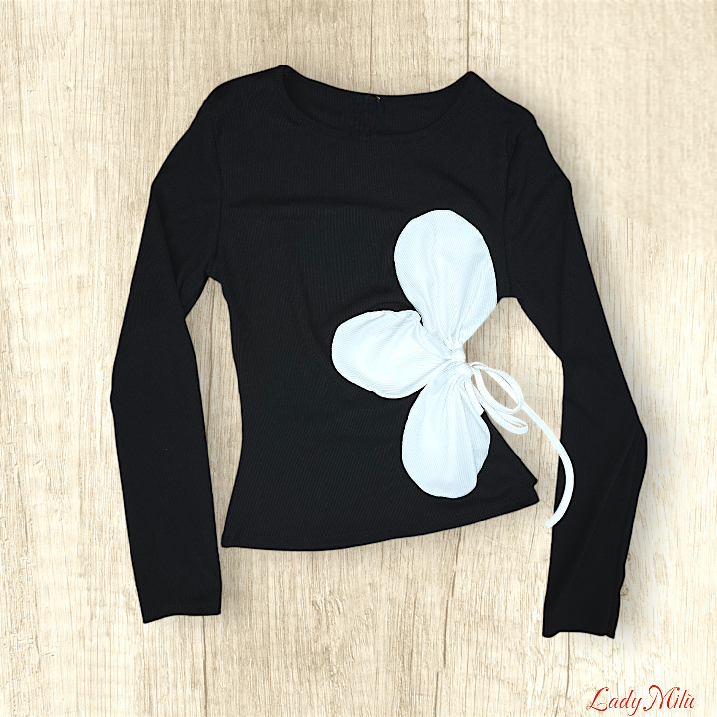 Maglia nera con fiore bianco