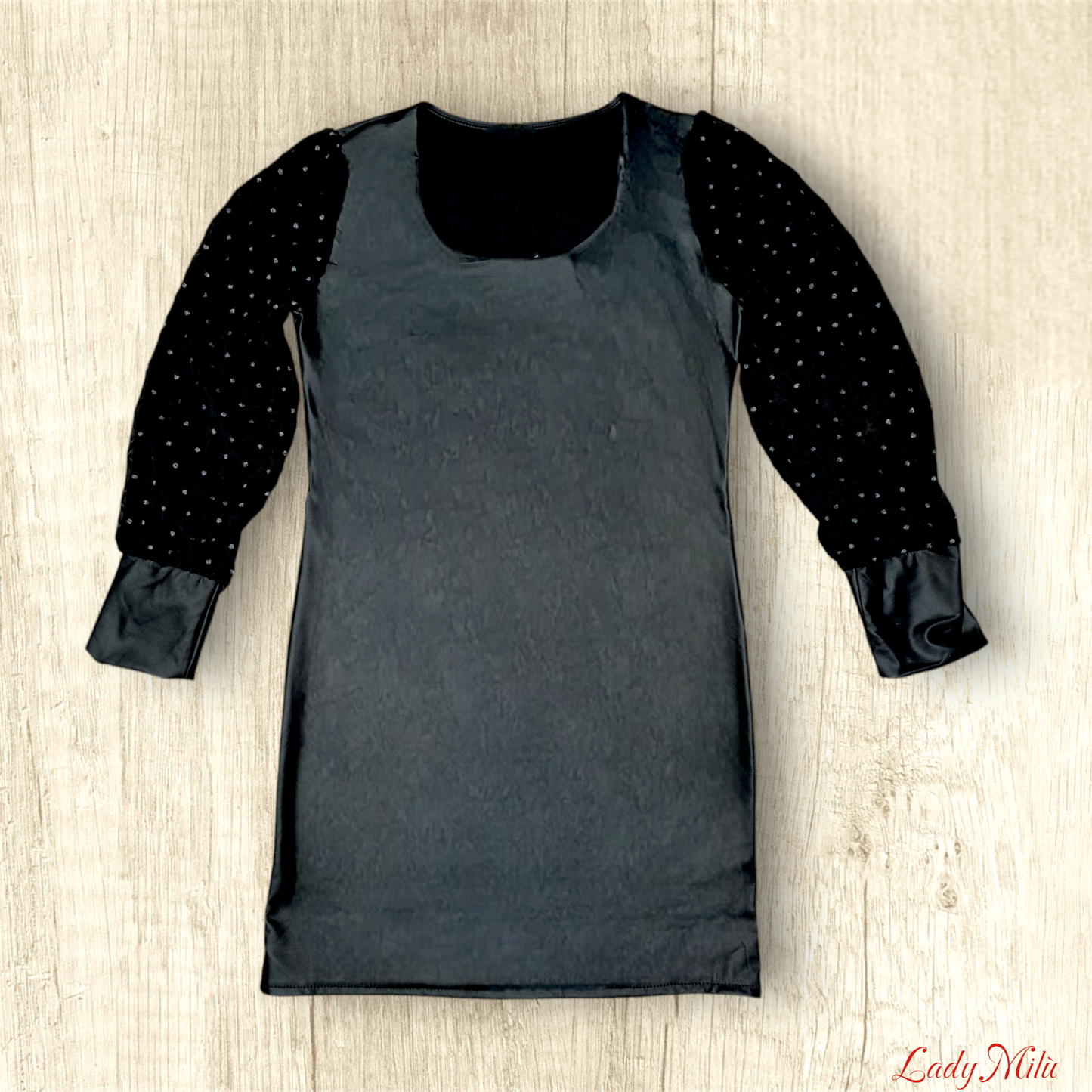 Abito ecopelle nero e maniche trasparenti con ricami pois glitter