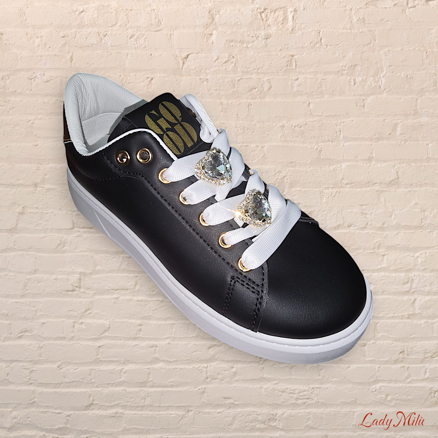 Sneakers nere con applicazioni cuori gioiello