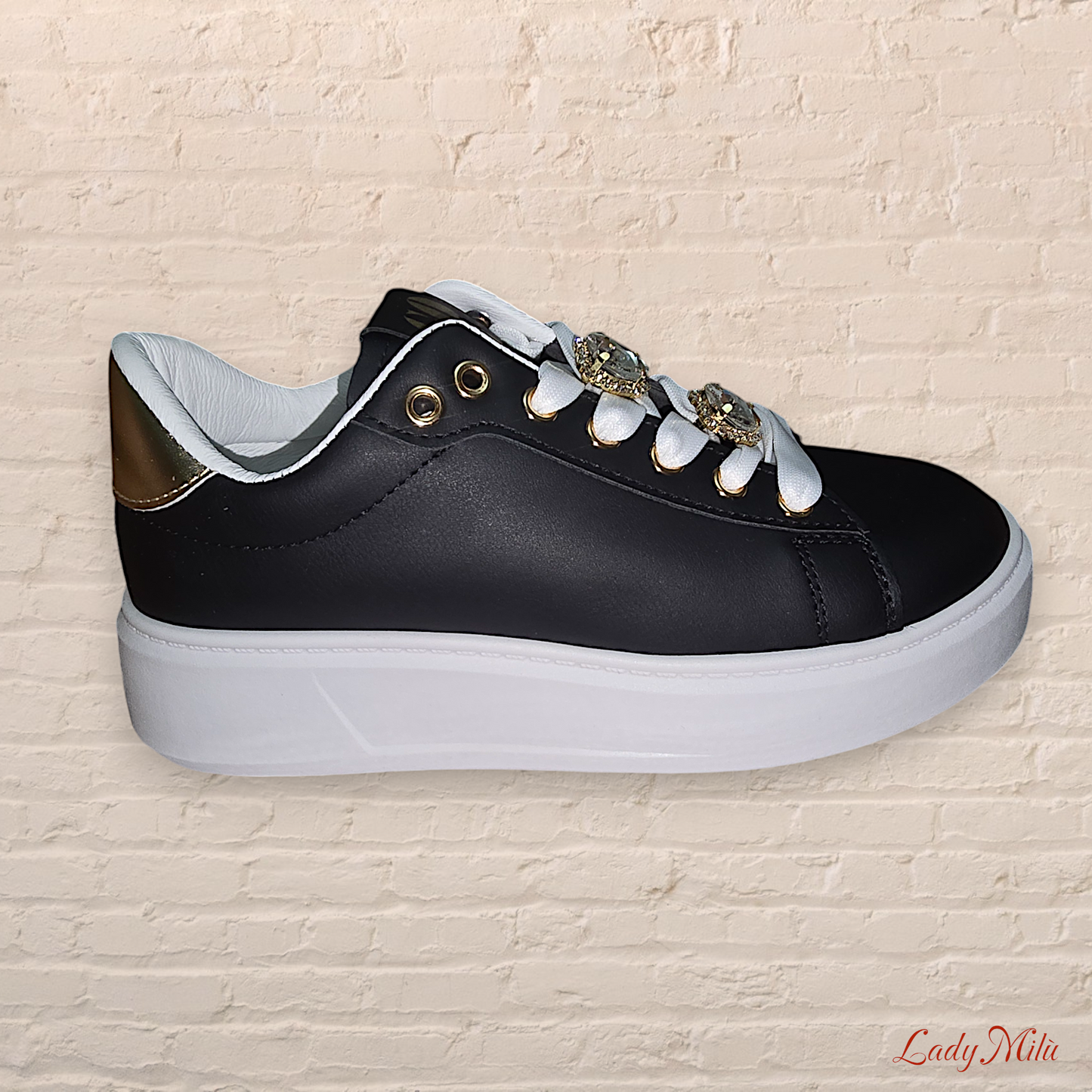 Sneakers nere con applicazioni cuori gioiello