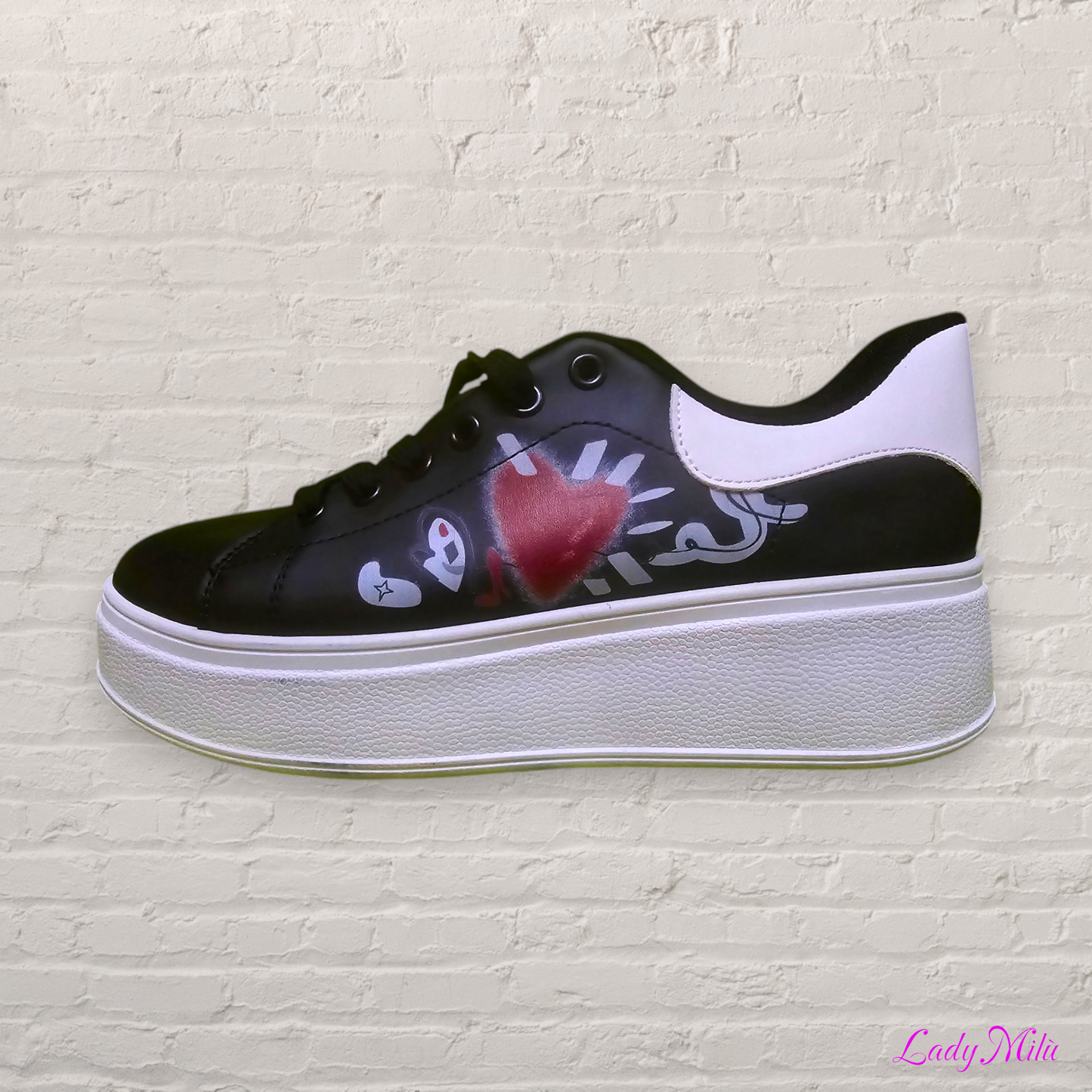 Sneakers nere con disegni graffiti