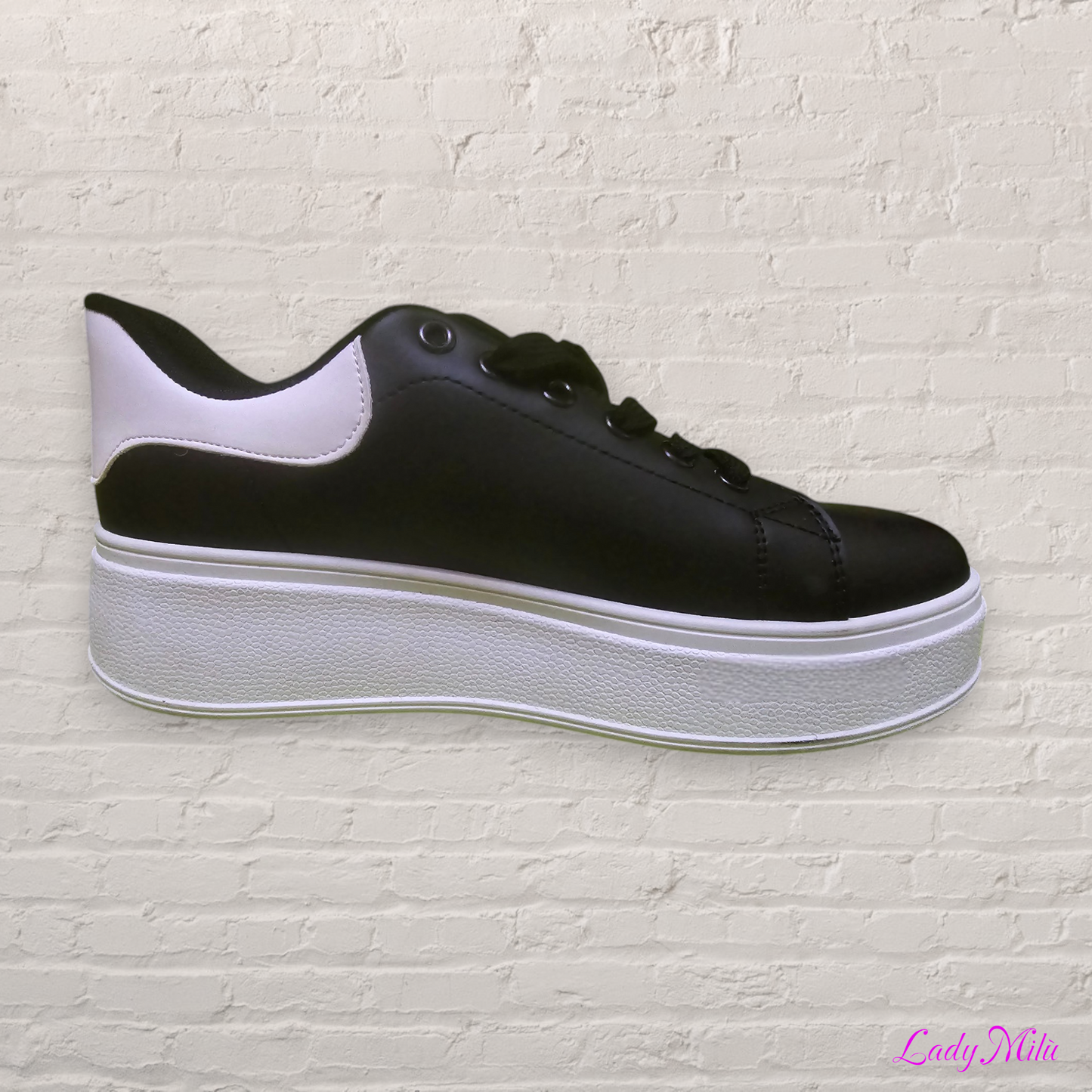 Sneakers nere con disegni graffiti