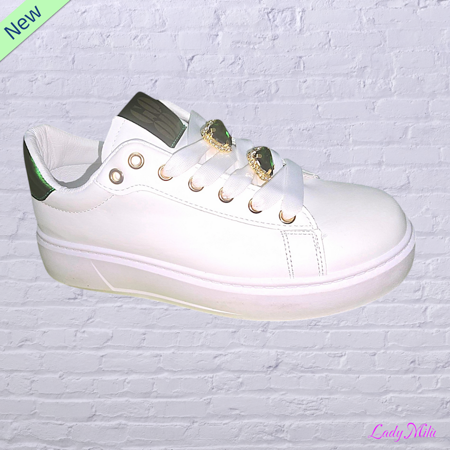 Sneakers bianche con applicazioni gioiello smeraldo