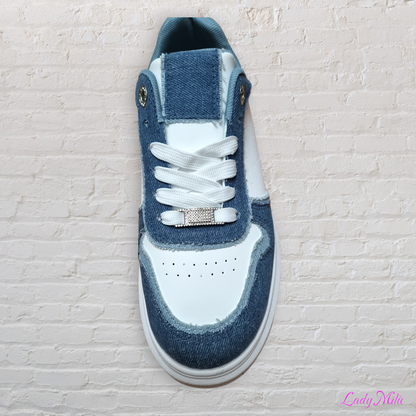 Sneakers bianche e jeans