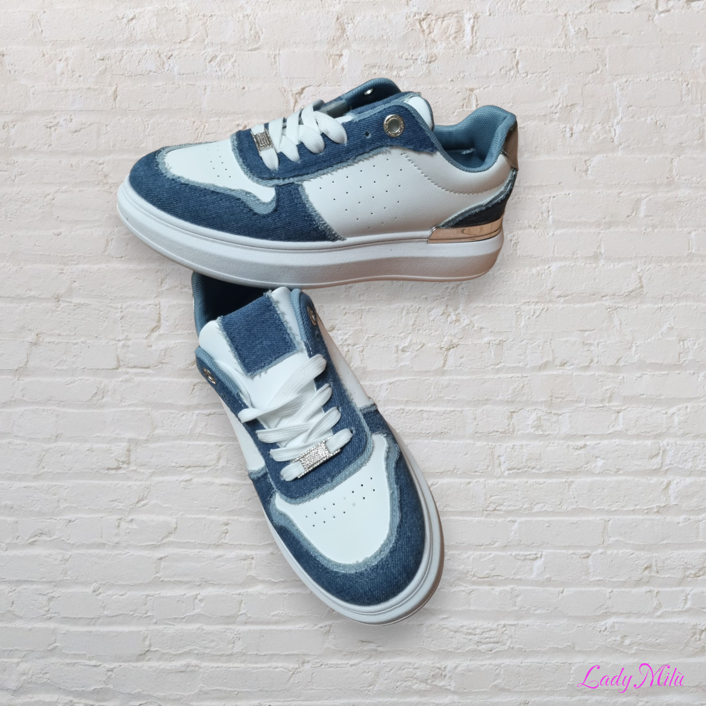 Sneakers bianche e jeans