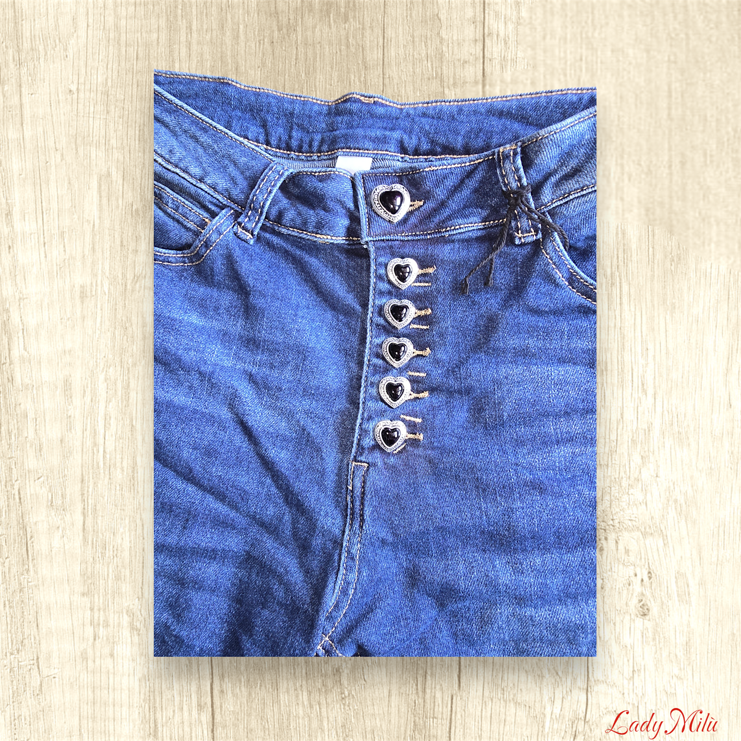 Jeans con bottoni a cuore