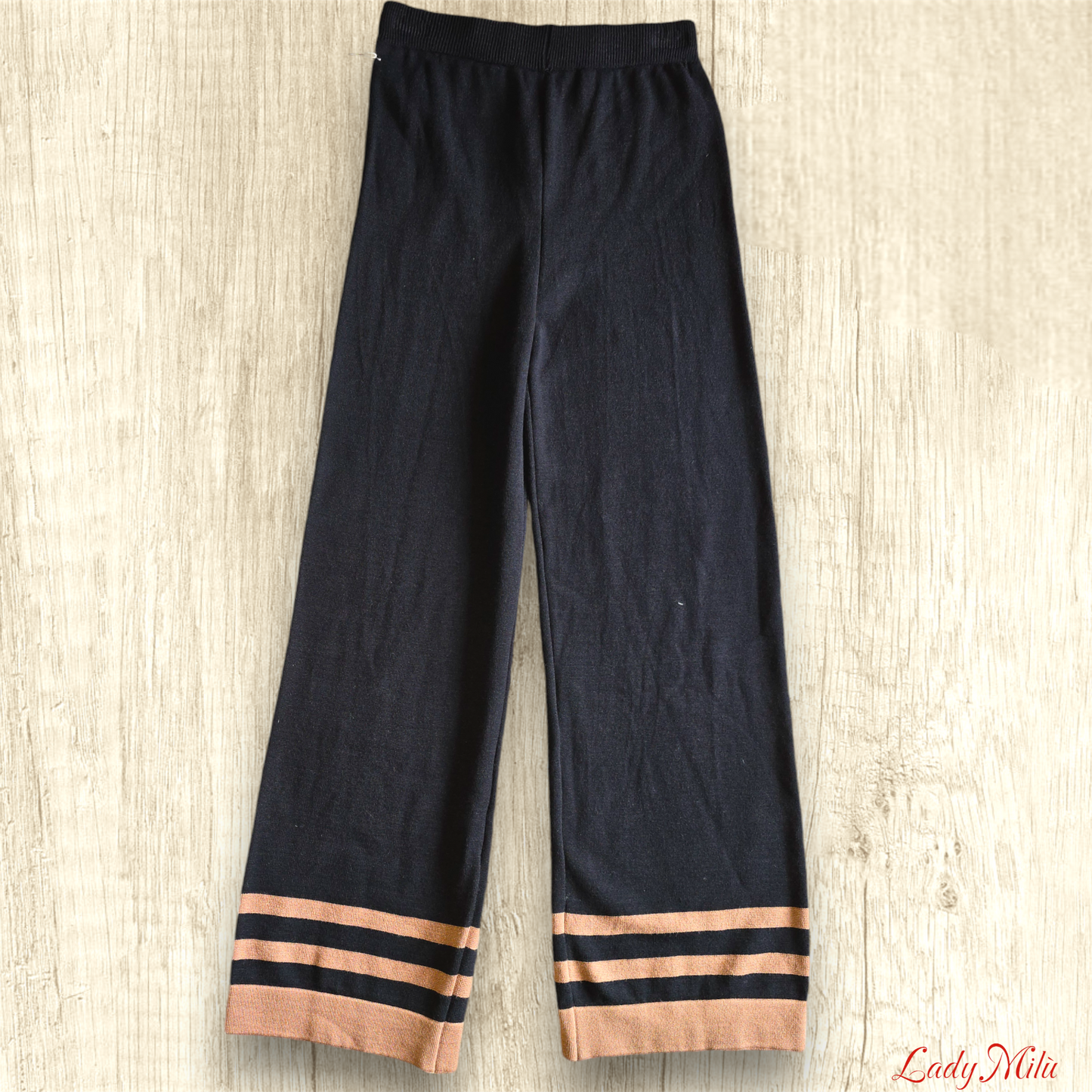 Pantalone nero maglia con righe cognac