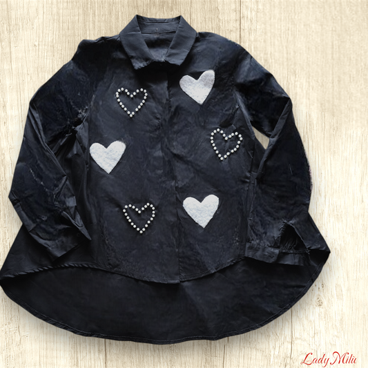 Camicia nera con cuori