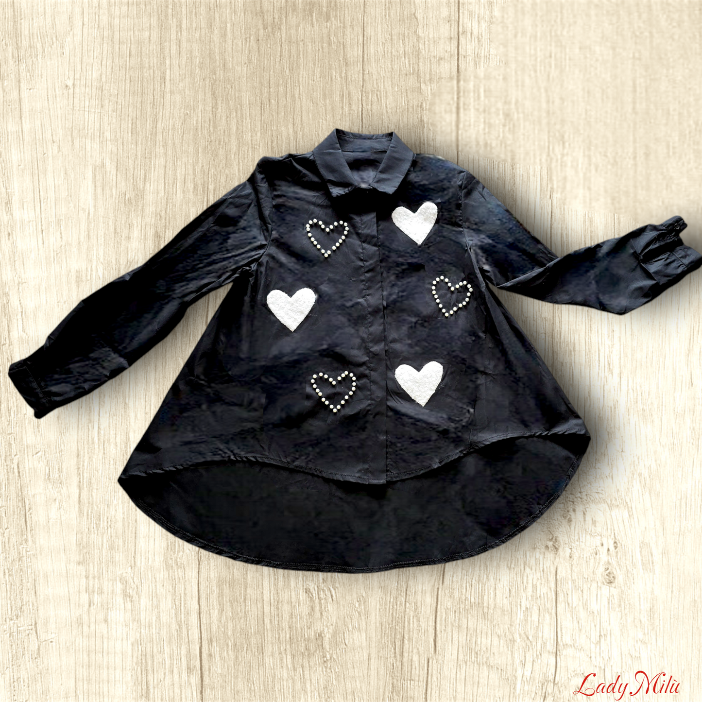 Camicia nera con cuori