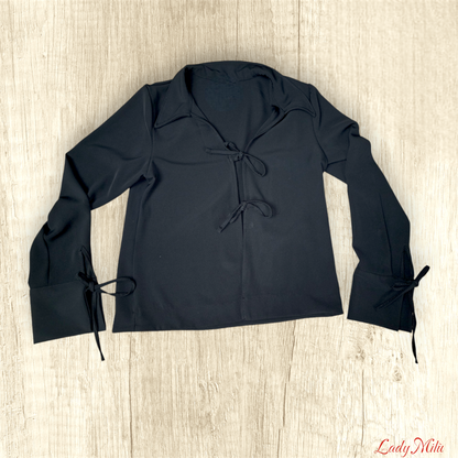 Blusa nera con lacci