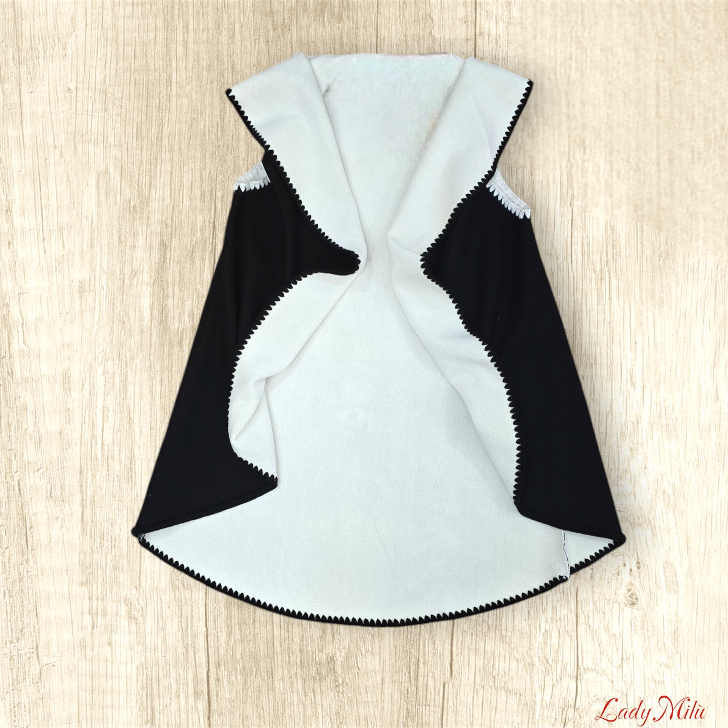 Gilet bianco e nero con smerli