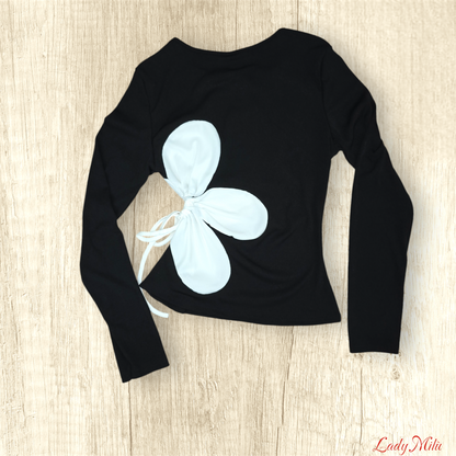 Maglia nera con fiore bianco