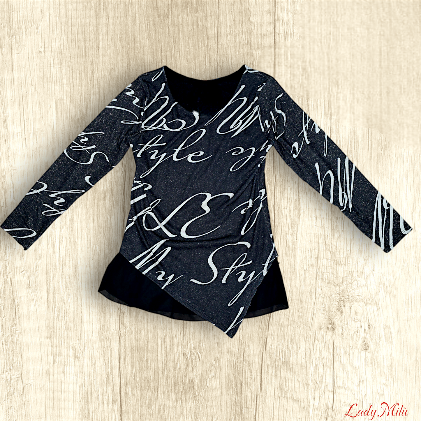 Maglia nera laminata con scritte panna