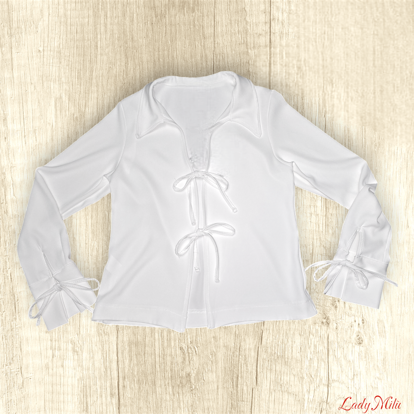 Blusa bianca con lacci